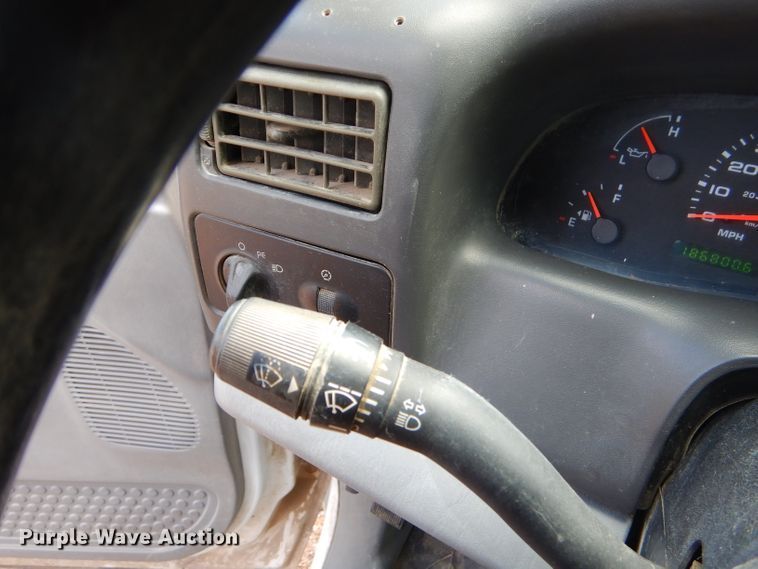 image for item FC9750 2002 Ford F250 Super Duty XL pickup truck