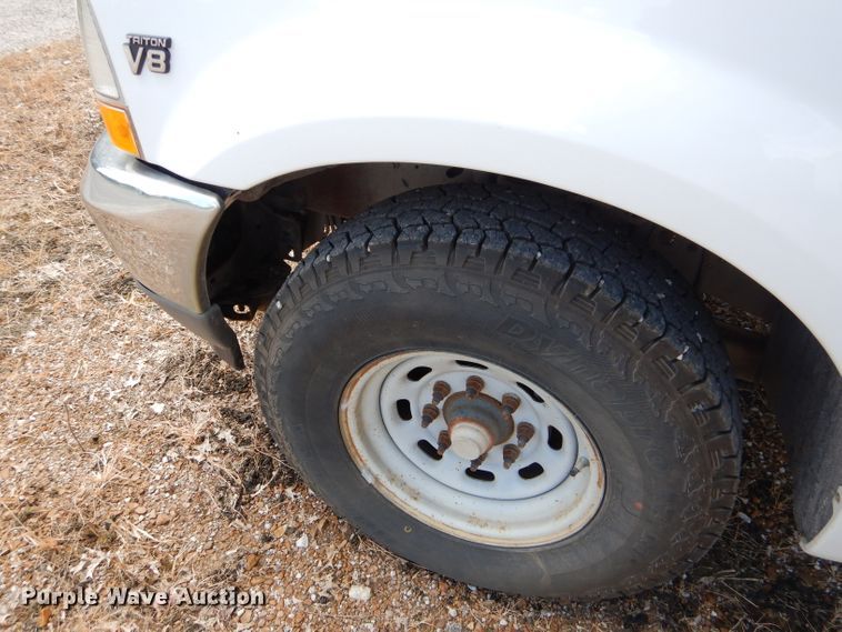 image for item FC9750 2002 Ford F250 Super Duty XL pickup truck