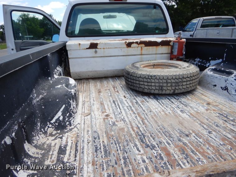 image for item FC9750 2002 Ford F250 Super Duty XL pickup truck