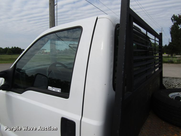 image for item FD9251 1999 Ford F350 Super Duty flatbed pickup truck