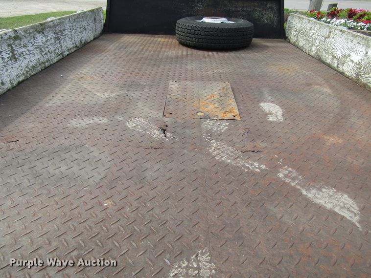 image for item FD9251 1999 Ford F350 Super Duty flatbed pickup truck