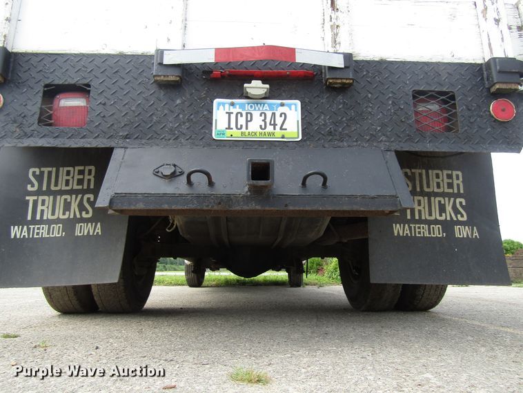 image for item FD9251 1999 Ford F350 Super Duty flatbed pickup truck