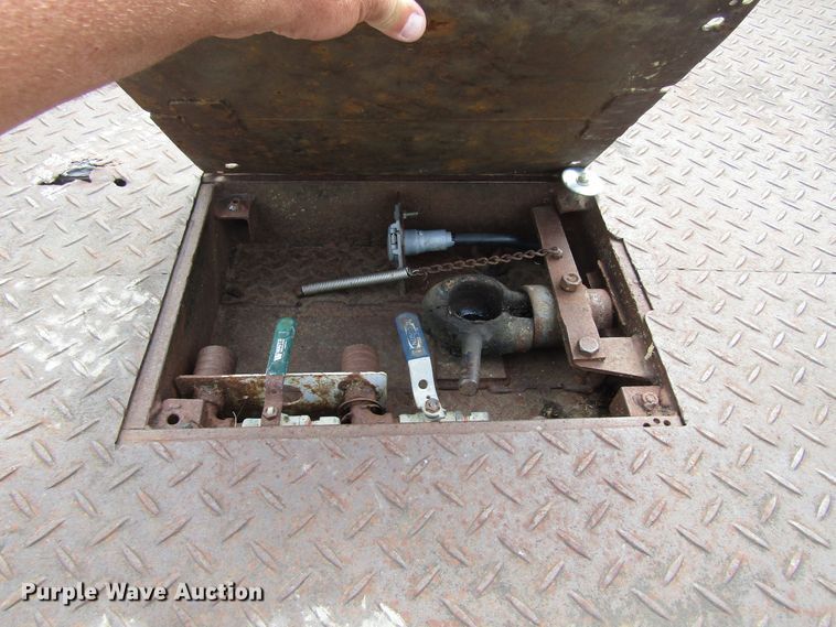 image for item FD9251 1999 Ford F350 Super Duty flatbed pickup truck