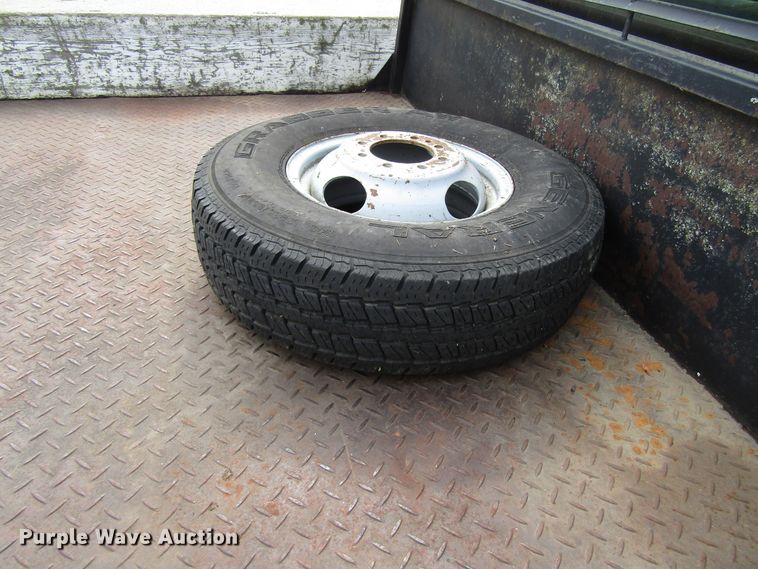 image for item FD9251 1999 Ford F350 Super Duty flatbed pickup truck