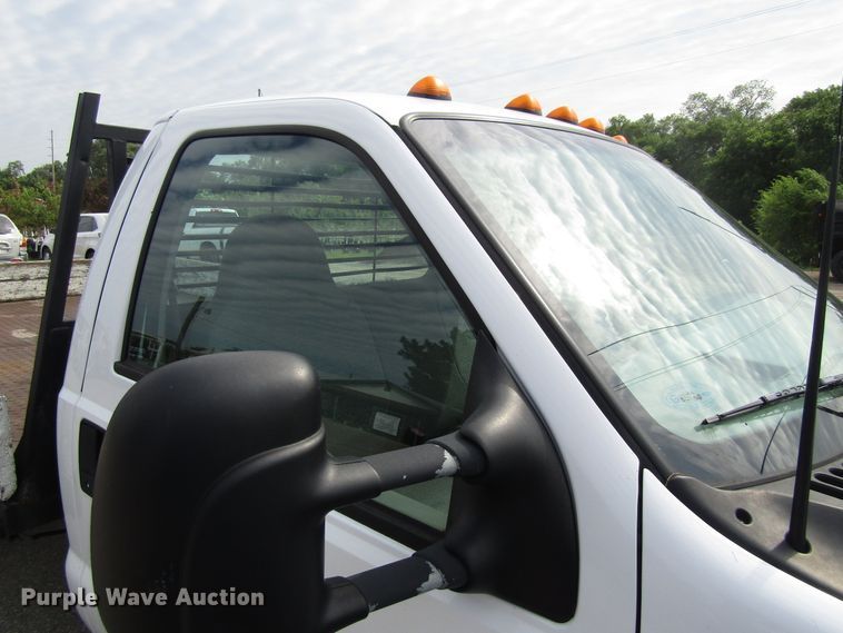 image for item FD9251 1999 Ford F350 Super Duty flatbed pickup truck