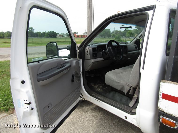 image for item FD9251 1999 Ford F350 Super Duty flatbed pickup truck