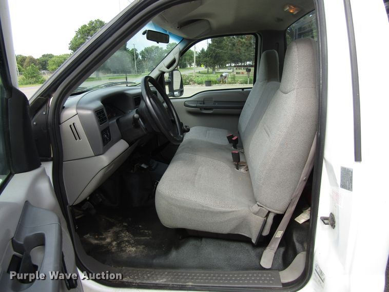 image for item FD9251 1999 Ford F350 Super Duty flatbed pickup truck