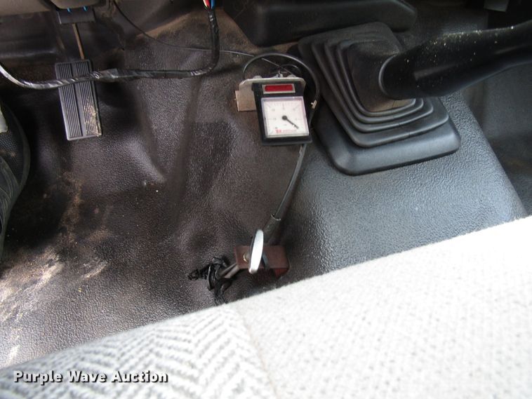 image for item FD9251 1999 Ford F350 Super Duty flatbed pickup truck