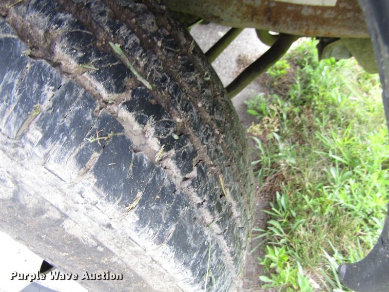 image for item FD9251 1999 Ford F350 Super Duty flatbed pickup truck