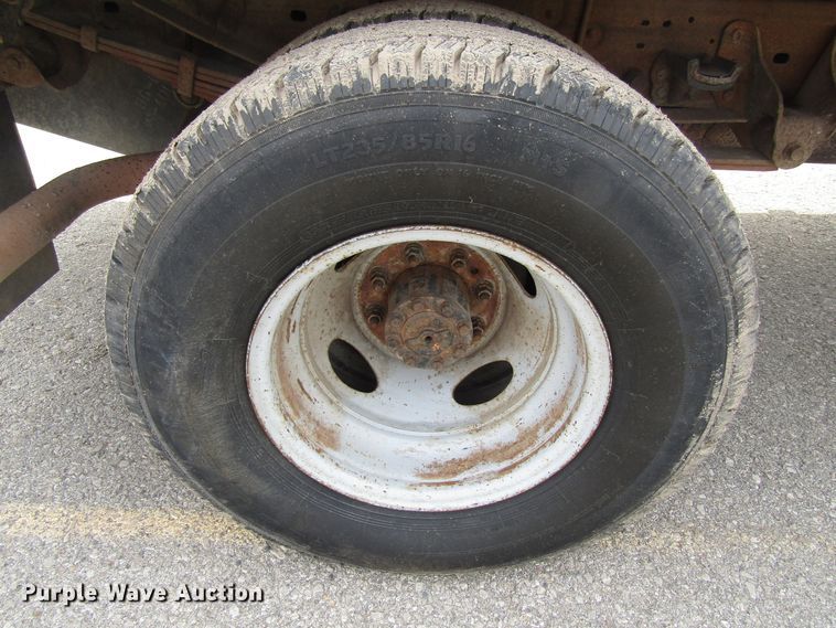 image for item FD9251 1999 Ford F350 Super Duty flatbed pickup truck