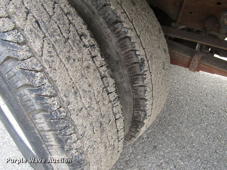 image for item FD9251 1999 Ford F350 Super Duty flatbed pickup truck