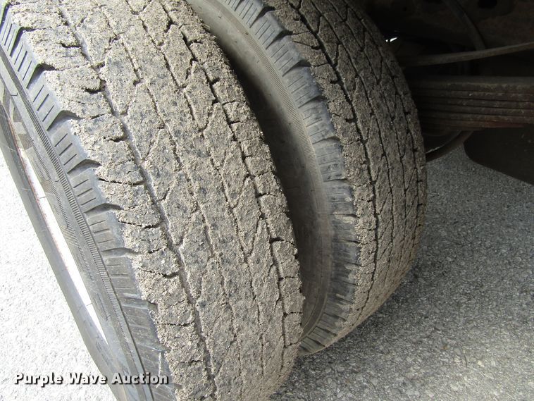 image for item FD9251 1999 Ford F350 Super Duty flatbed pickup truck