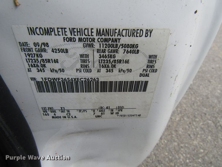 image for item FD9251 1999 Ford F350 Super Duty flatbed pickup truck