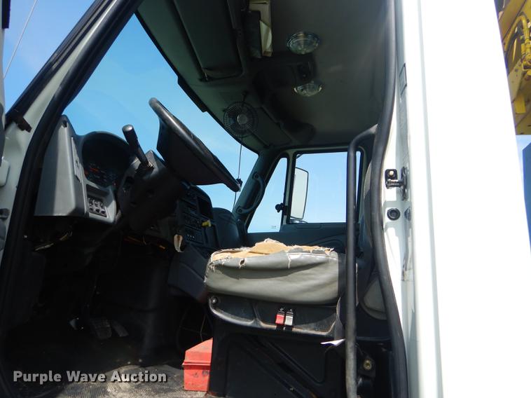 image for item FH9416 2006 International 7400 digger derrick truck