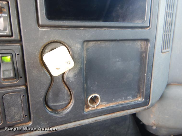 image for item FH9416 2006 International 7400 digger derrick truck