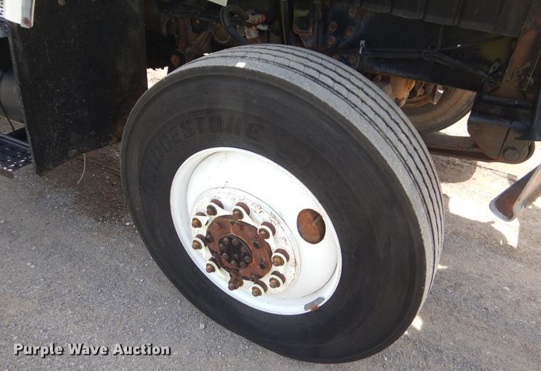 image for item FH9416 2006 International 7400 digger derrick truck