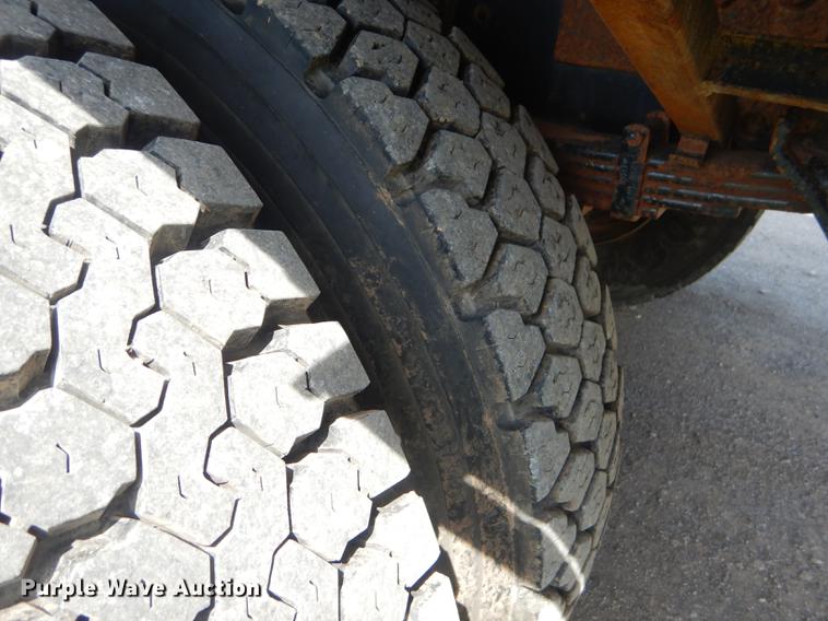 image for item FH9416 2006 International 7400 digger derrick truck