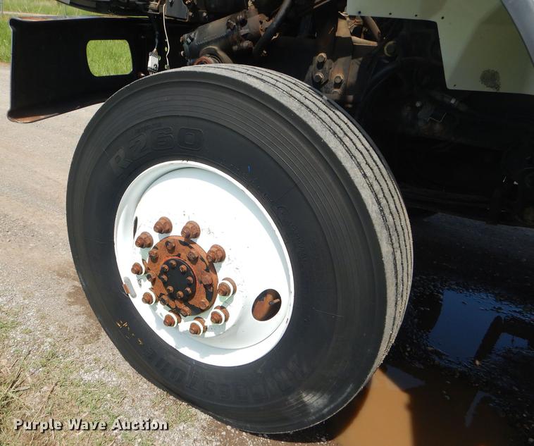 image for item FH9416 2006 International 7400 digger derrick truck