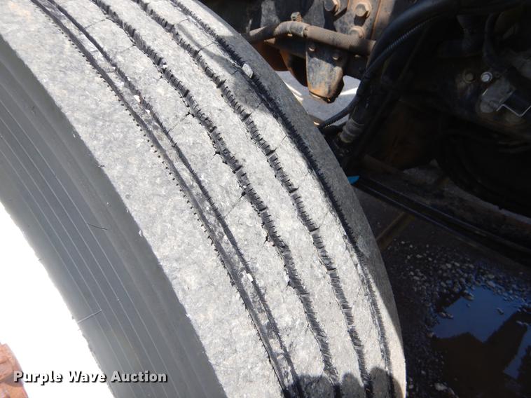 image for item FH9416 2006 International 7400 digger derrick truck