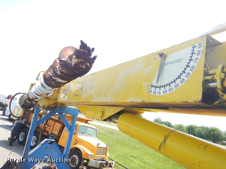 image for item FH9416 2006 International 7400 digger derrick truck