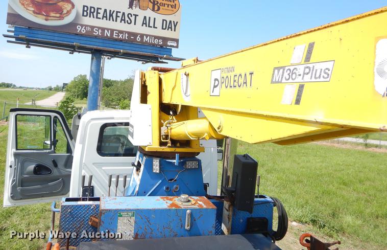 image for item FH9416 2006 International 7400 digger derrick truck