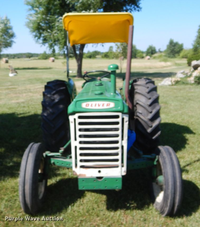 image for item FI9943 Oliver 550 tractor