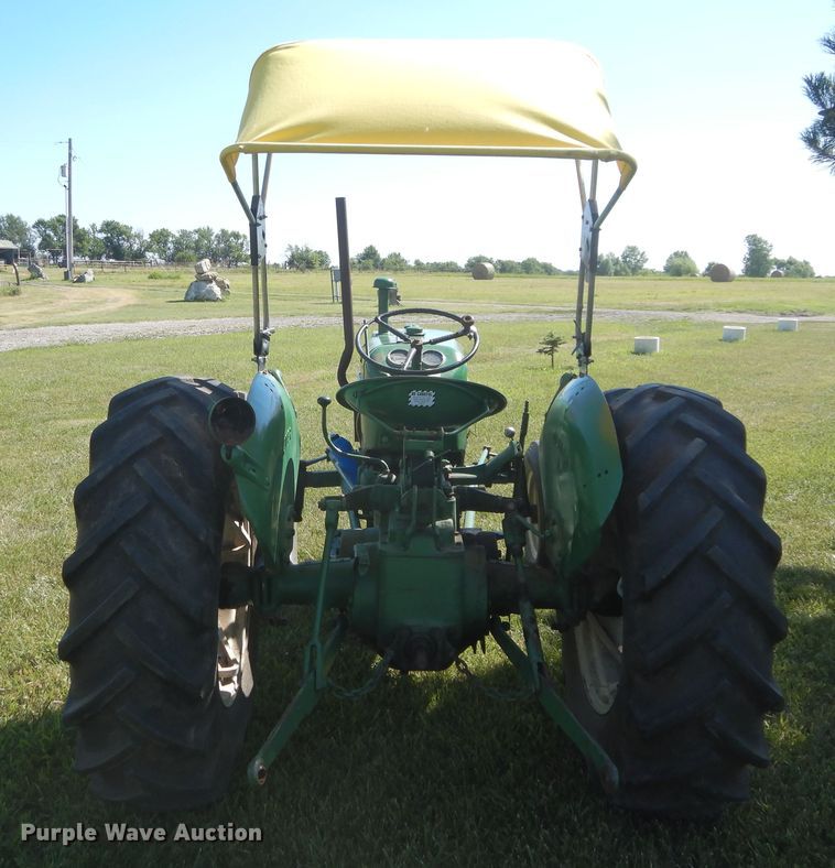 image for item FI9943 Oliver 550 tractor