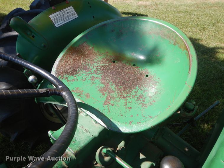 image for item FI9943 Oliver 550 tractor