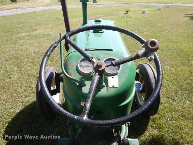 image for item FI9943 Oliver 550 tractor