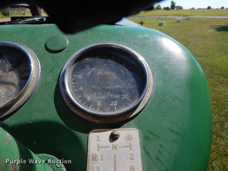 image for item FI9943 Oliver 550 tractor