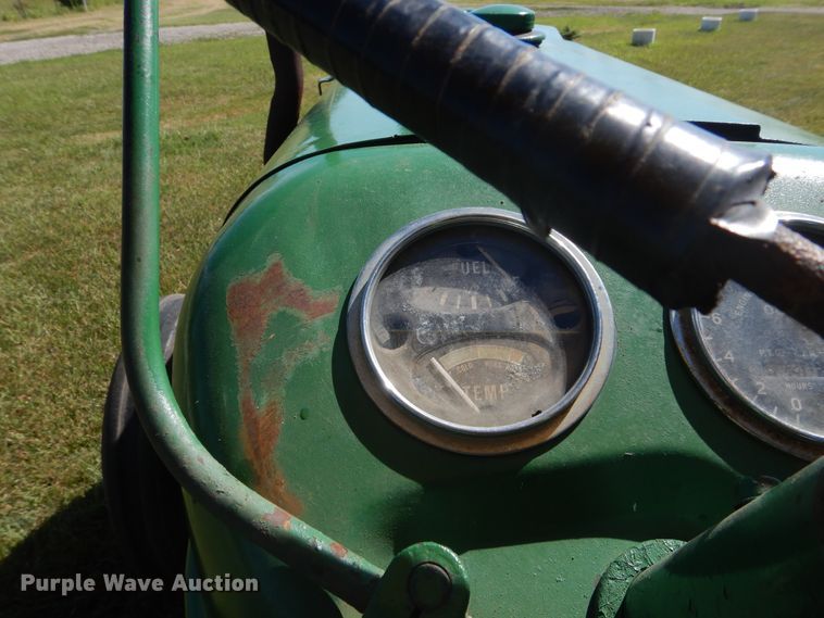 image for item FI9943 Oliver 550 tractor