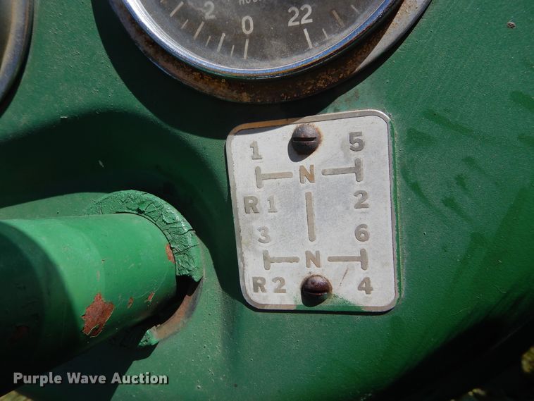 image for item FI9943 Oliver 550 tractor