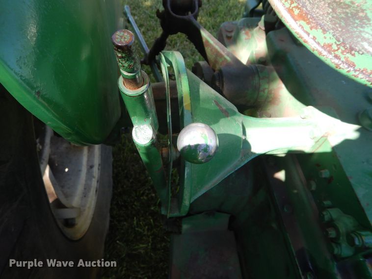 image for item FI9943 Oliver 550 tractor