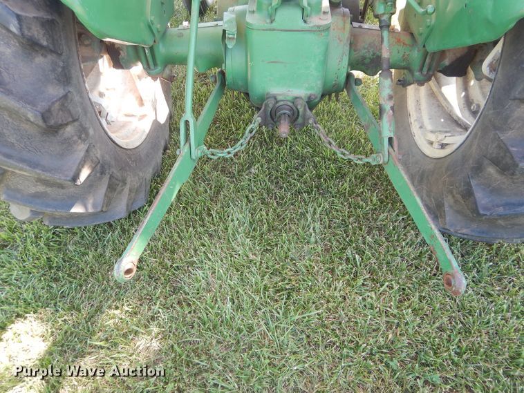 image for item FI9943 Oliver 550 tractor