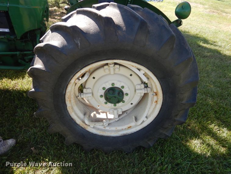image for item FI9943 Oliver 550 tractor