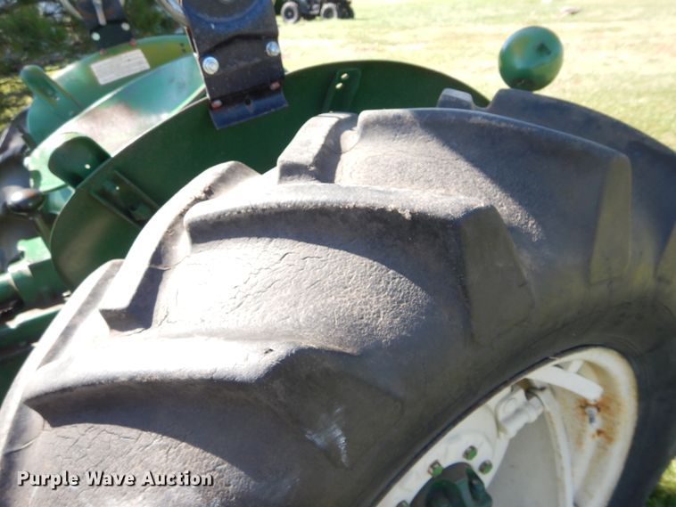 image for item FI9943 Oliver 550 tractor