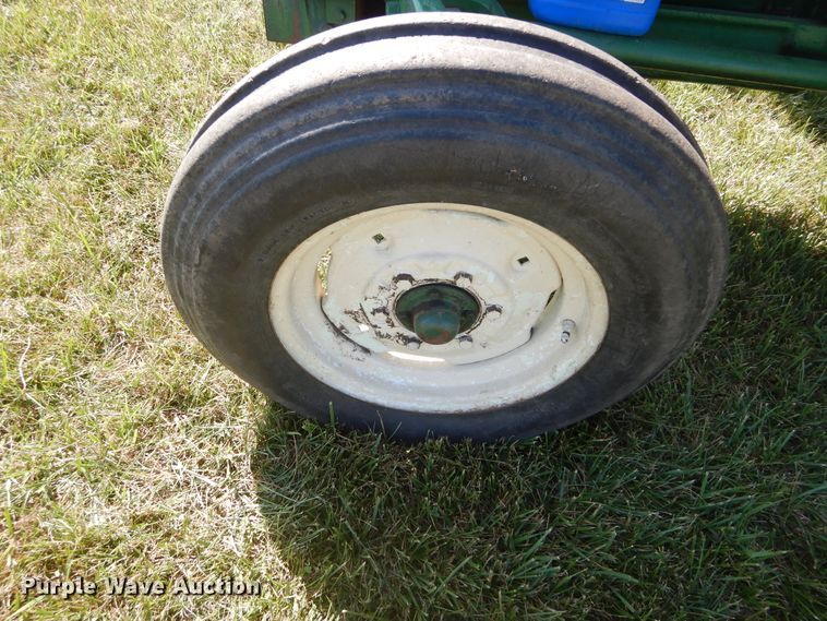 image for item FI9943 Oliver 550 tractor