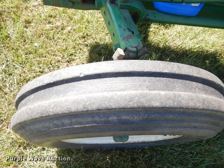 image for item FI9943 Oliver 550 tractor