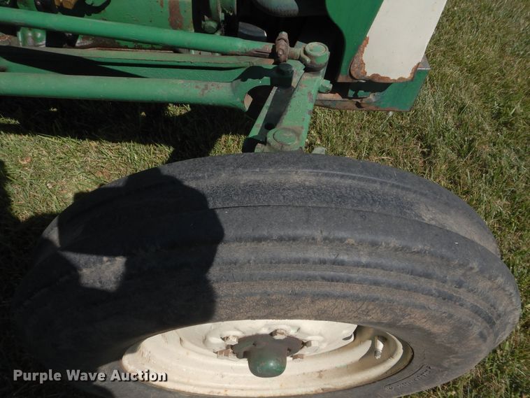 image for item FI9943 Oliver 550 tractor