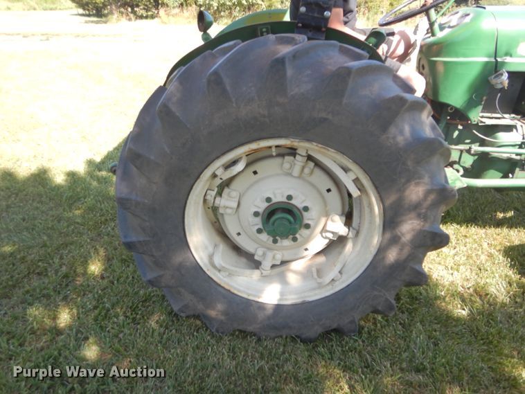 image for item FI9943 Oliver 550 tractor