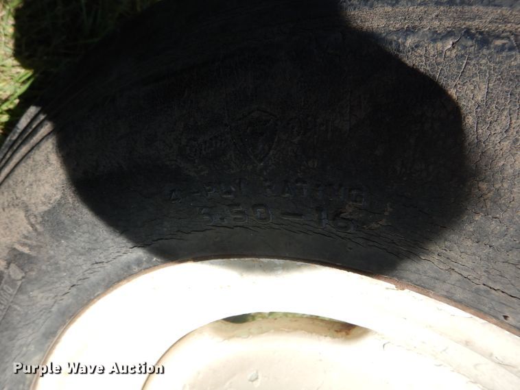 image for item FI9943 Oliver 550 tractor