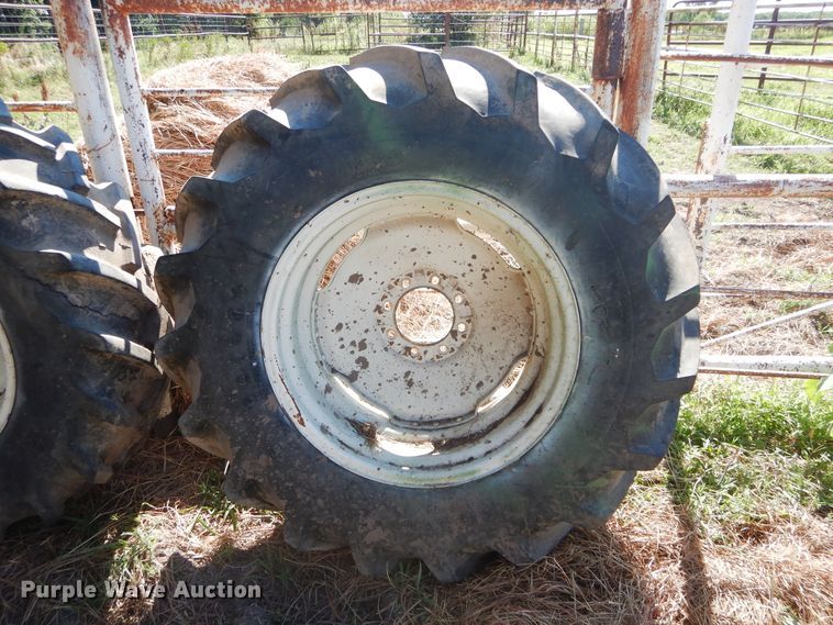 image for item FI9943 Oliver 550 tractor