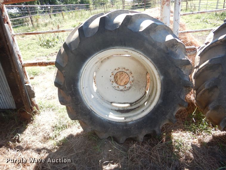 image for item FI9943 Oliver 550 tractor