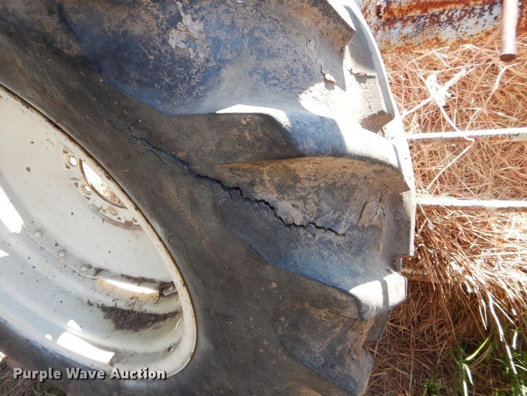 image for item FI9943 Oliver 550 tractor