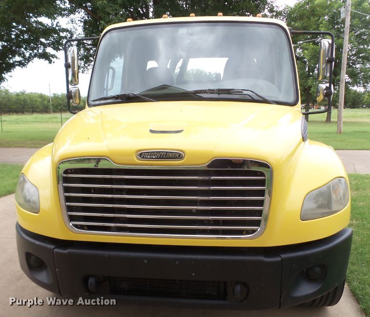 image for item FL9318 2005 Freightliner Business Class M2 car hauler truck