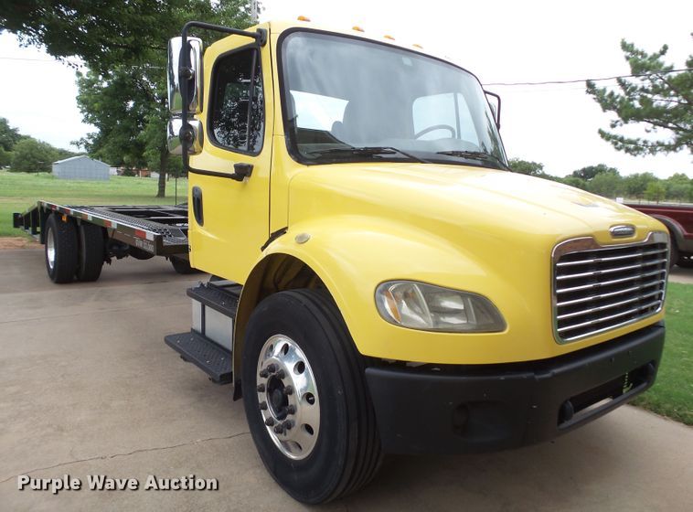 image for item FL9318 2005 Freightliner Business Class M2 car hauler truck