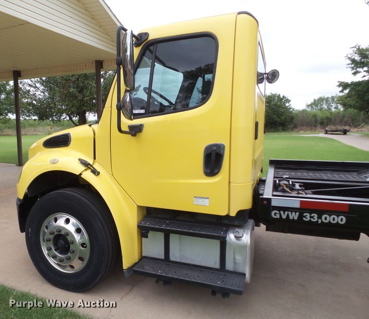 image for item FL9318 2005 Freightliner Business Class M2 car hauler truck