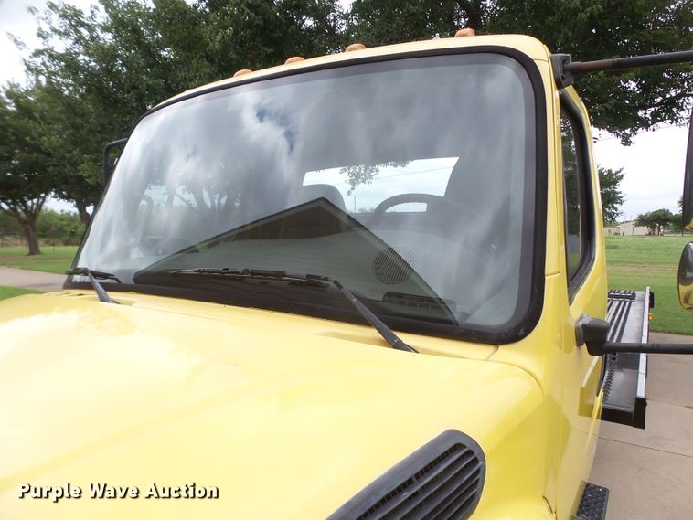 image for item FL9318 2005 Freightliner Business Class M2 car hauler truck