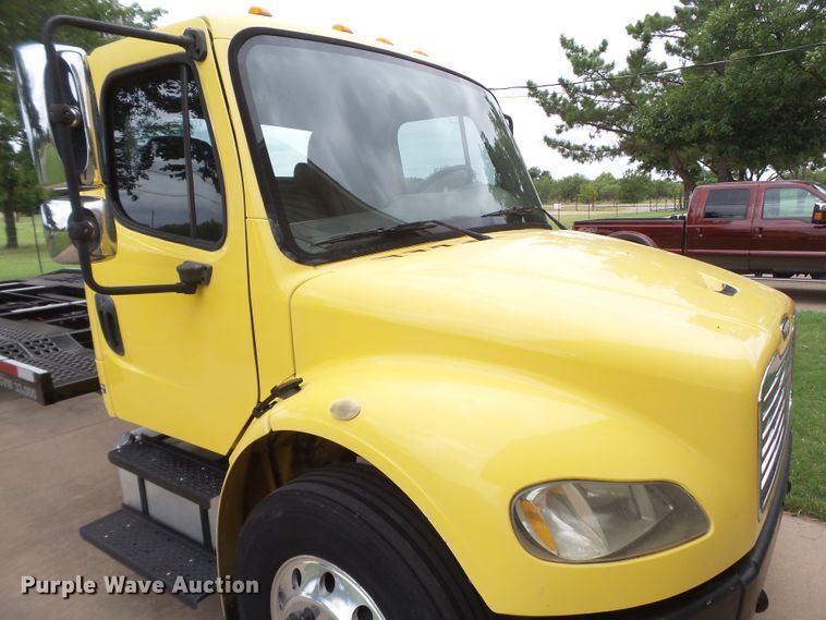 image for item FL9318 2005 Freightliner Business Class M2 car hauler truck