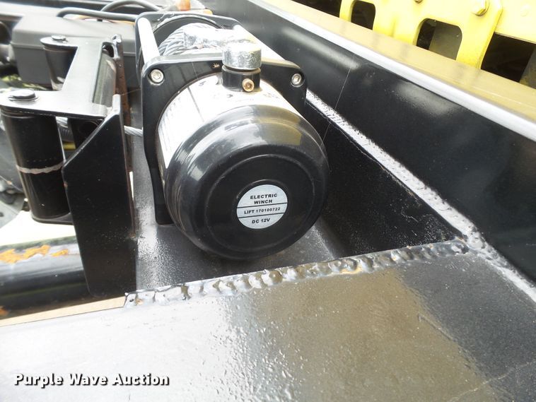 image for item FL9318 2005 Freightliner Business Class M2 car hauler truck